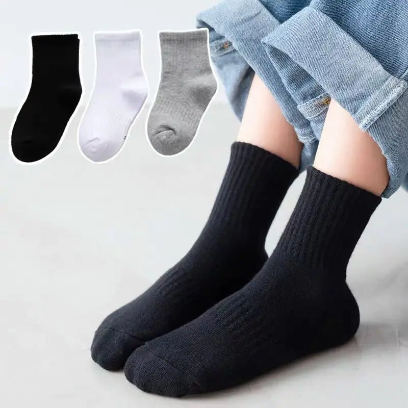 Schwarze Kindersocken getragen von einem Kind