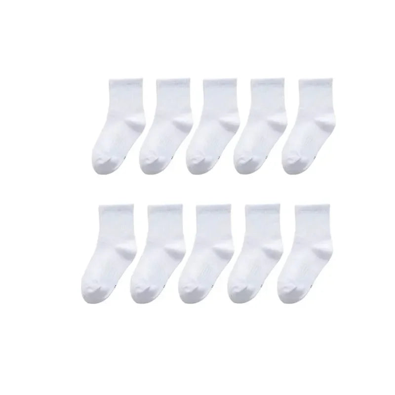 Weiße Kindersocken im praktischen Set, ideal für den täglichen Gebrauch.
