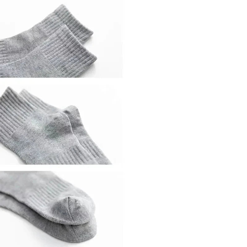 graue Kindersocken für Kinder mit bequemem, elastischem Bund.
