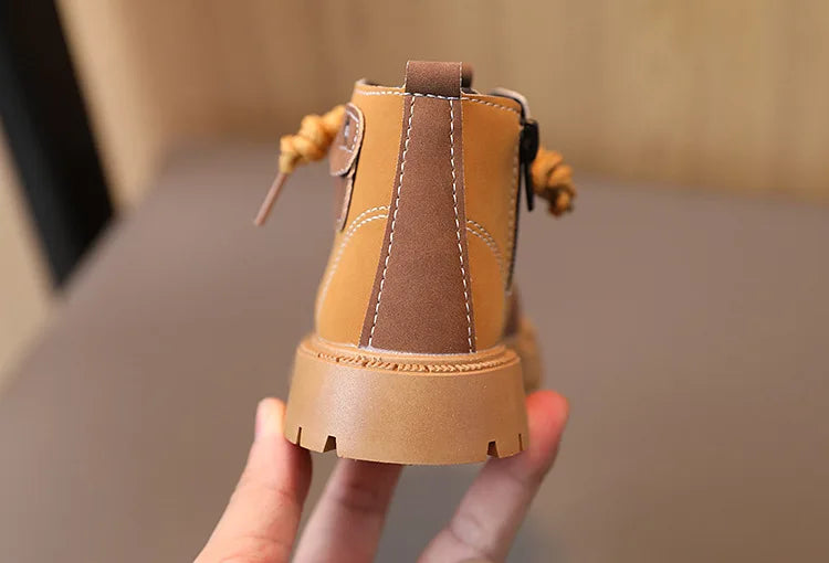 Detailaufnahme der Baby Stiefel – Wildleder und rutschfeste Sohle.