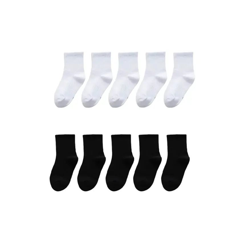 Weiße und Schwarze Kindersocken