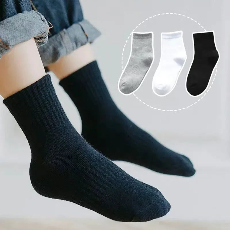 Weiße und schwarze Kindersocken im Set, ideal für den Alltag.
