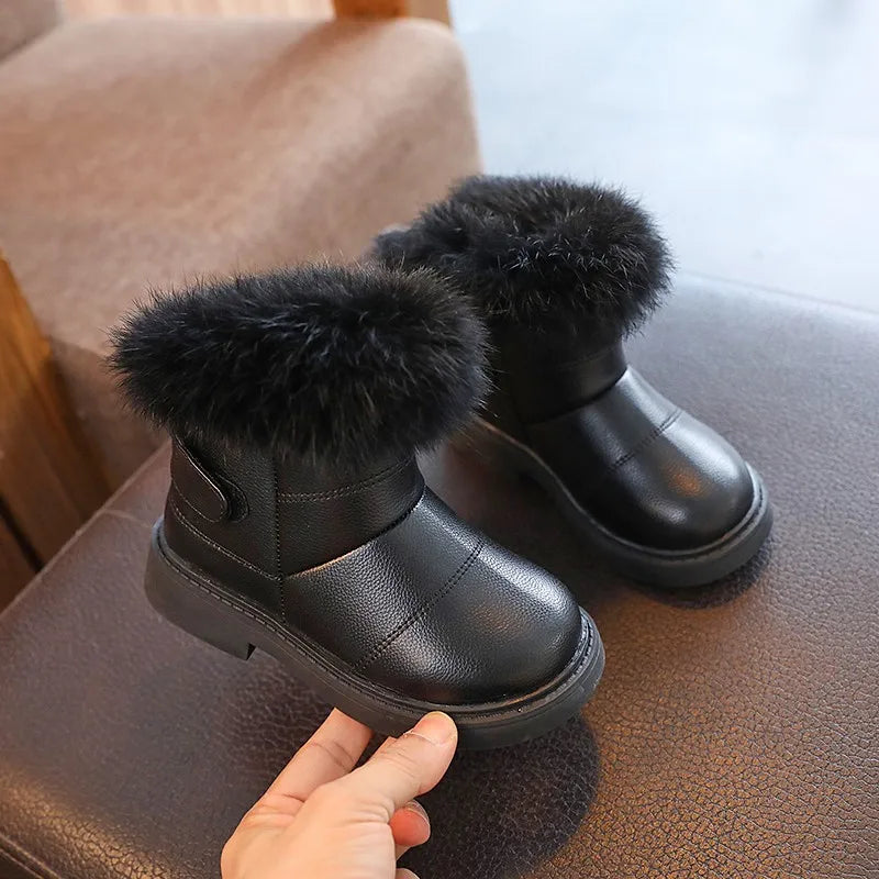 Nahaufnahme der schwarzen Winterstiefel für Kinder.
